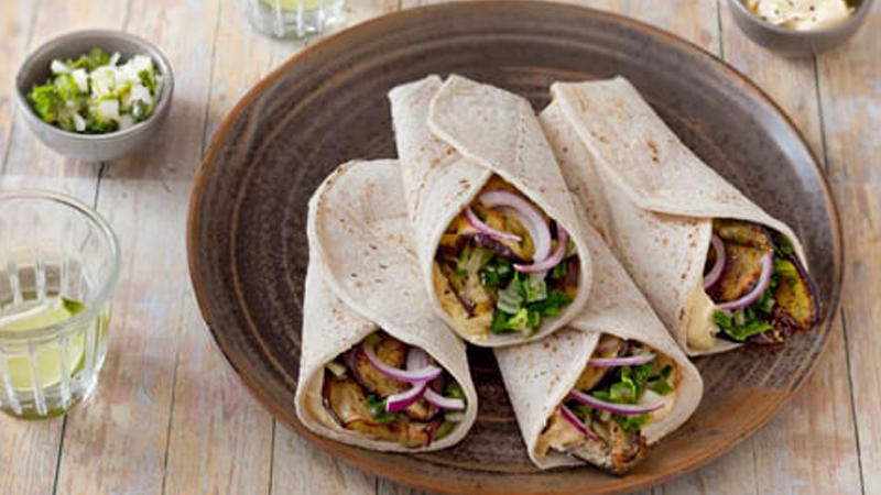 Glutenfrie vegetariske burritos med aubergine, urter og hummus